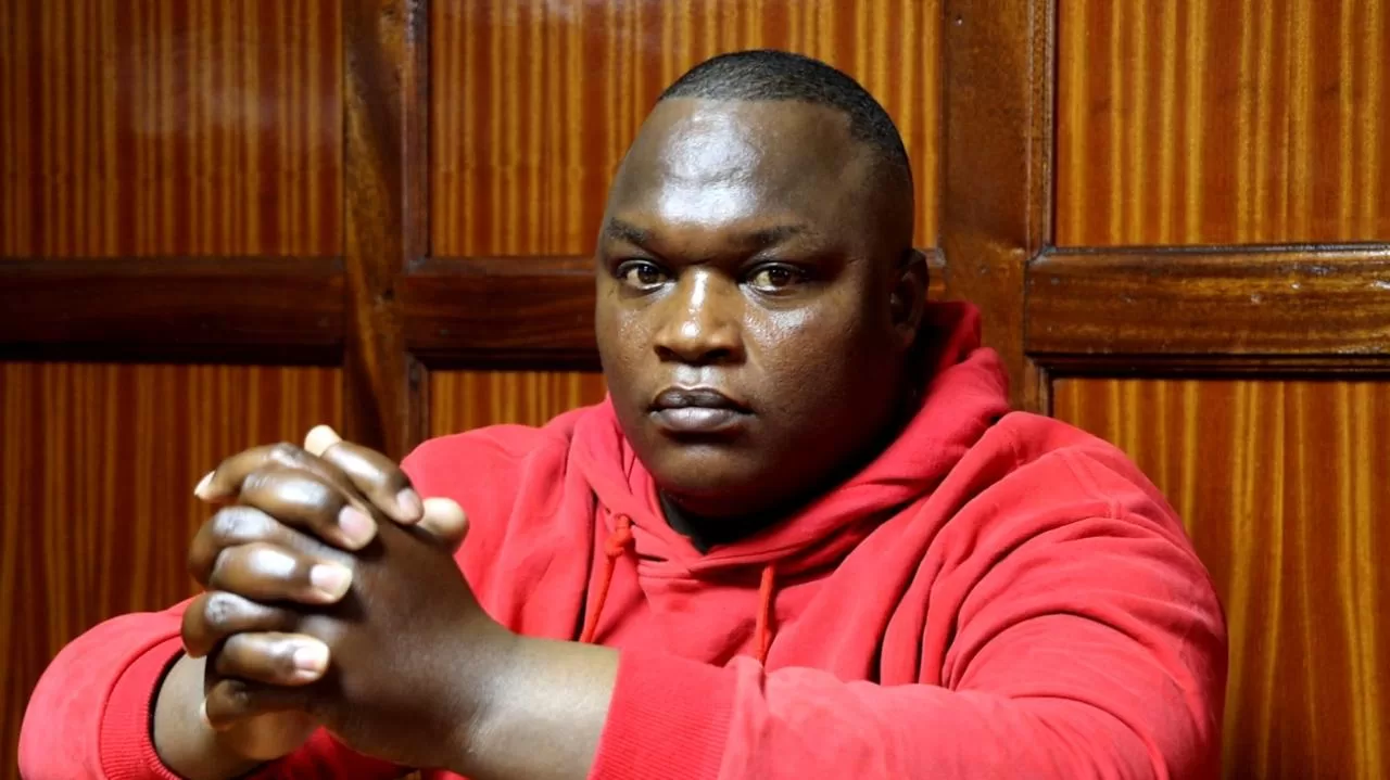 Officer Duncan Ndiema faces murder charges for fatally shooting teen Yassin Moyo on his family’s balcony during a COVID-19 curfew. Yassin’s sister tearfully recalled his final moments in court, seeking justice for the tragic 2020 incident. #JusticeForYassin