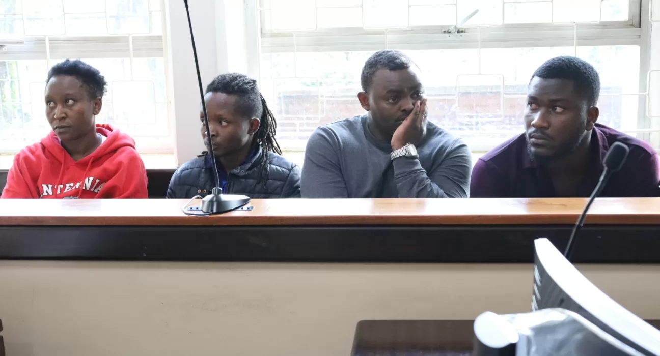 ๐๐ช๐ฏ ๐๐ฏ๐ฎ๐ช๐ต๐ฐ๐ถ ๐๐ฃ๐ธ๐ข๐ฐ, ๐๐ฐ๐ญ๐ญ๐ช๐ฏ๐ด ๐๐ข๐ณ๐ข๐ฏ๐ช ๐๐ณ๐ฆ๐ณ๐ช, ๐๐ณ๐ช๐ข๐ฏ ๐๐ธ๐ข๐ฏ๐ช๐ฌ๐ช ๐๐ซ๐ถ๐ฆ, ๐ข๐ฏ๐ฅ ๐๐ฆ๐ฎ๐ช๐ฎ๐ข๐ฉ ๐๐ข๐จ๐ฆ๐ฏ๐ฅ๐ฐ ๐๐ช๐ค๐ฉ๐ฐ๐ท๐ช