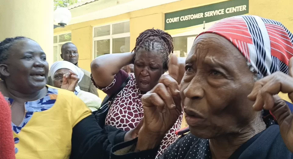 Photo of members of Wilson Mitumba Women Group staging a protest outside Milimani Law Courts