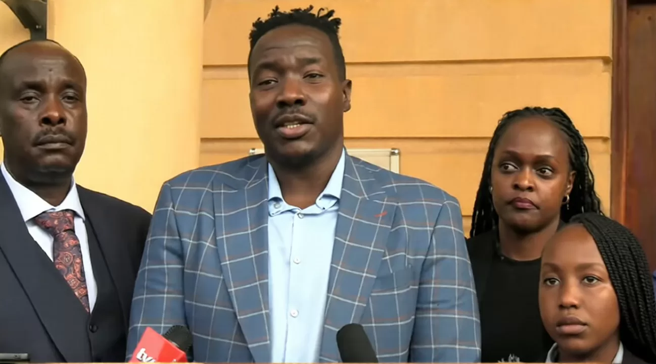 Photo of Willis Raburu with lawyer Danstan Omari outside Milimani Law Courts